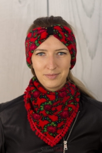 Czerwona chustka polarowa dziecięca z pomponami folk krakowska