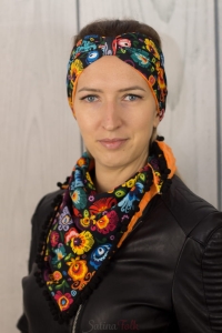 Czarna dwustronna chustka dziecięca minky z kolorowym wzorem łowickim